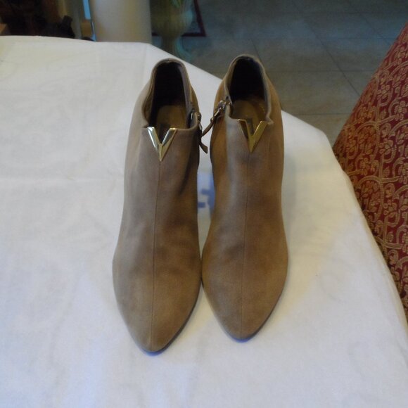 Louis Vuitton Taupe Suede Ankle Booties w/ Front V Logo – IT 40.5B (US 10.5 M) - Picture 2 of 16